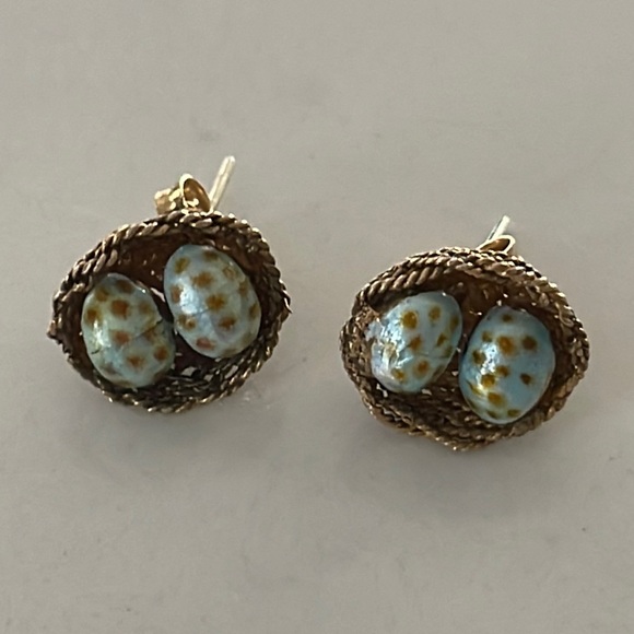 Vintage earrings, gold vermile decorated blue speckled eggs in a nest. - Picture 1 of 8